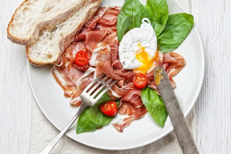Œufs avec tomates et pain grillé pour un repas rapide en semaine