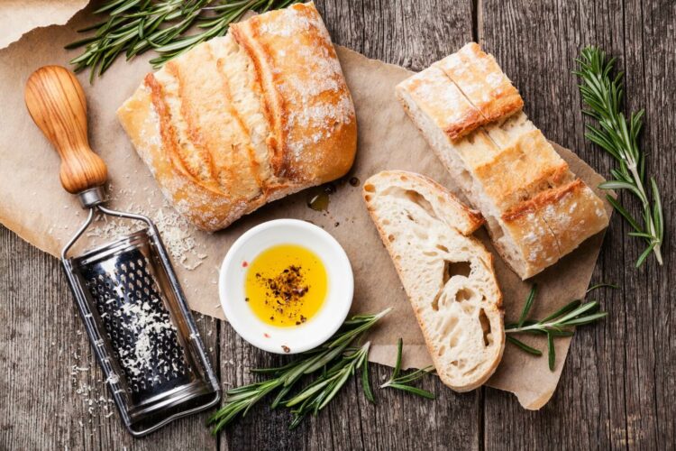 Pâtes vertes avec légumes, crème citronnée et fromage râpé