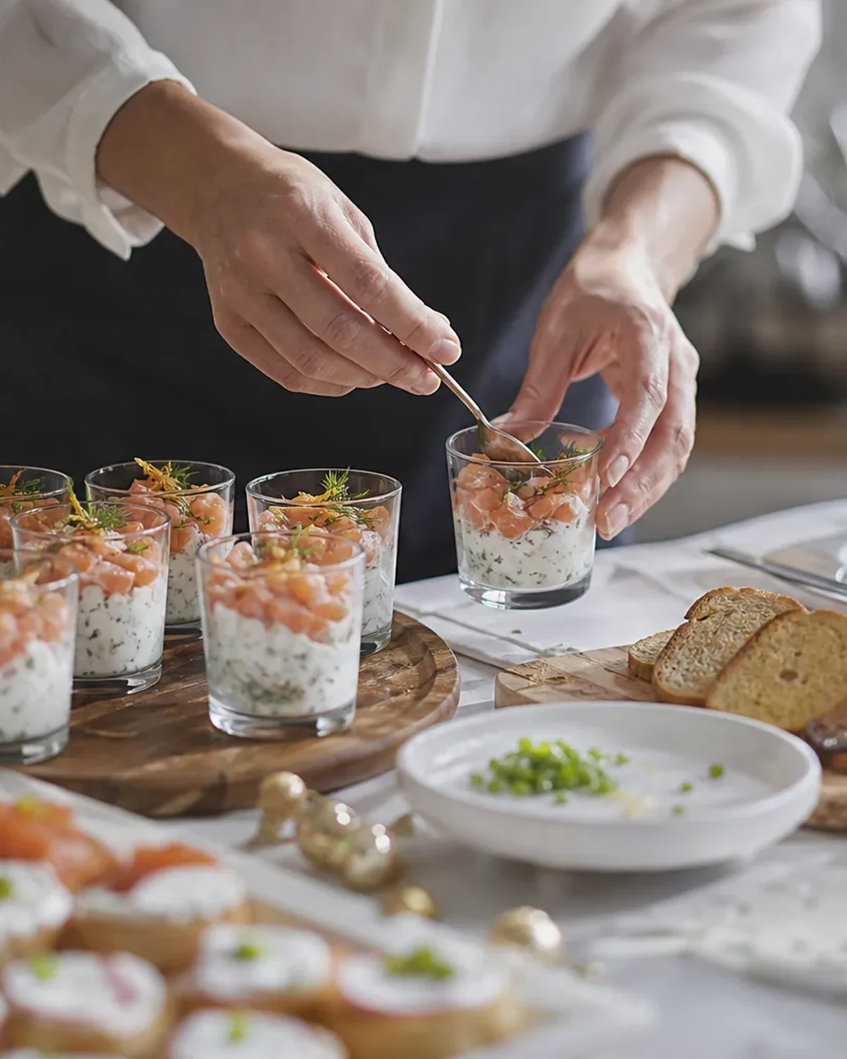 Apéro dînatoire de Noël servi en recette maison, lumière naturelle